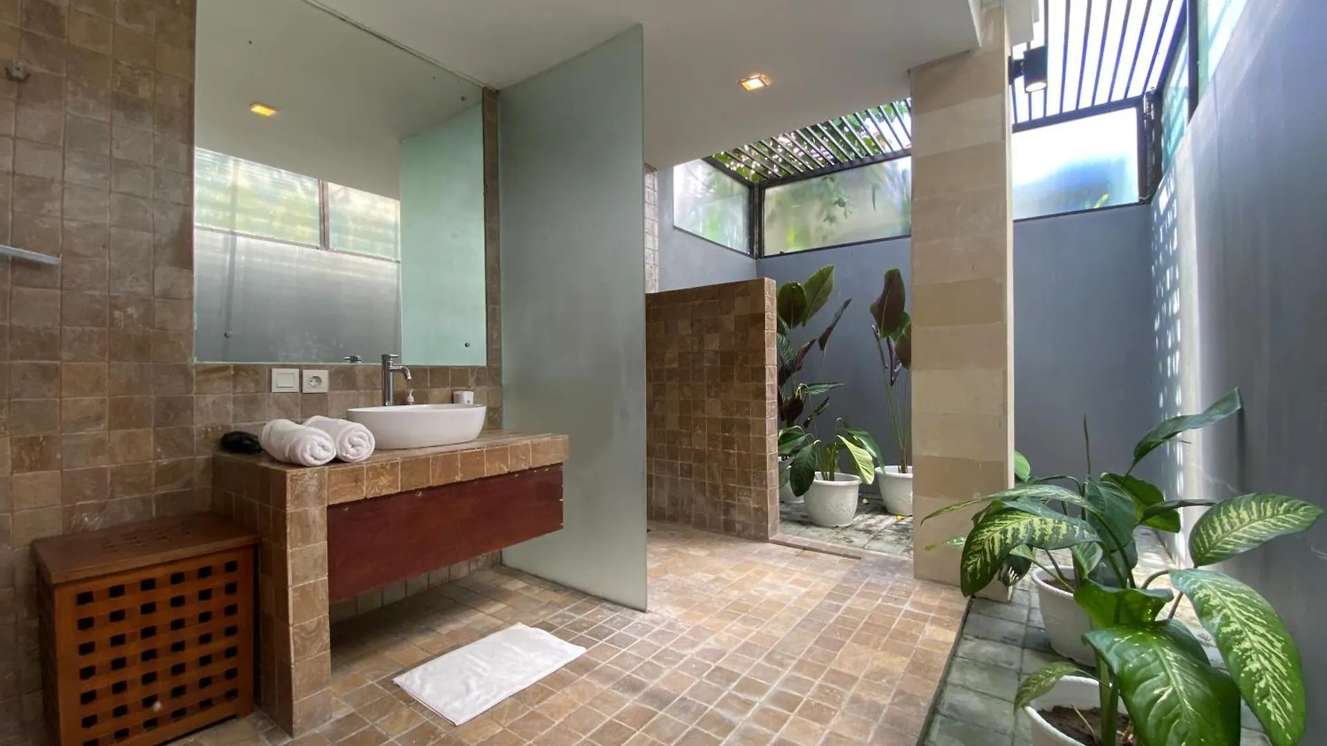 Spacious Villa In Petitenget Top Location スミニャック